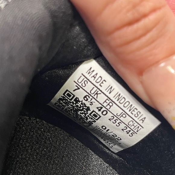 NWT ❤️🔥 JUST IN ❤️🔥Juniors ADIDAS SWIFT RUN 22 SHOES Size 7 - Picture 10 of 11